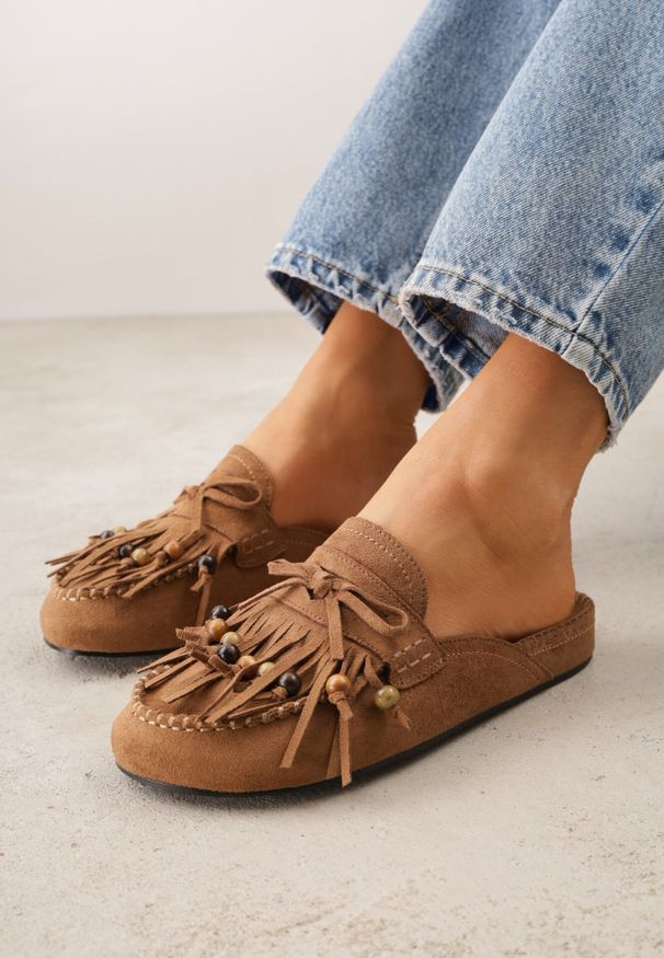 Born2be - Jasnobrązowe Klapki VICES Typu Mule z Koralikami Frędzlami i Kokardą Dioleora. Okazja: na co dzień. Kolor: brązowy. Wzór: aplikacja. Styl: casual, elegancki