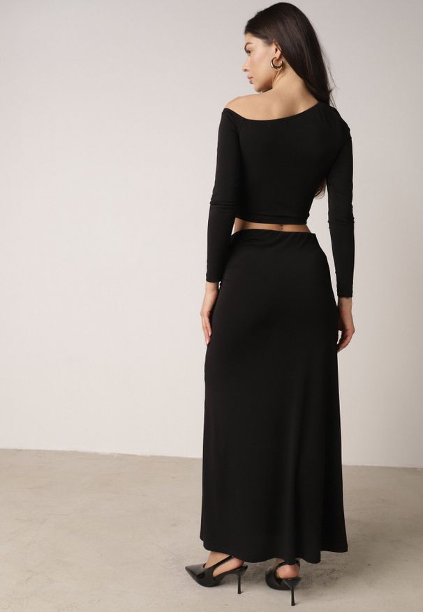 Born2be - Czarny Marszczony Komplet z Kwiatowymi Aplikacjami Bluzka i Spódnica Bervisse. Kolor: czarny. Wzór: aplikacja, kwiaty