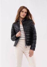 Volcano - Kurtka pikowana casual J-COMO. Okazja: na co dzień. Typ kołnierza: kołnierzyk stójkowy. Kolekcja: plus size. Kolor: czarny. Materiał: materiał, poliamid, puch. Wzór: kwiaty. Styl: casual
