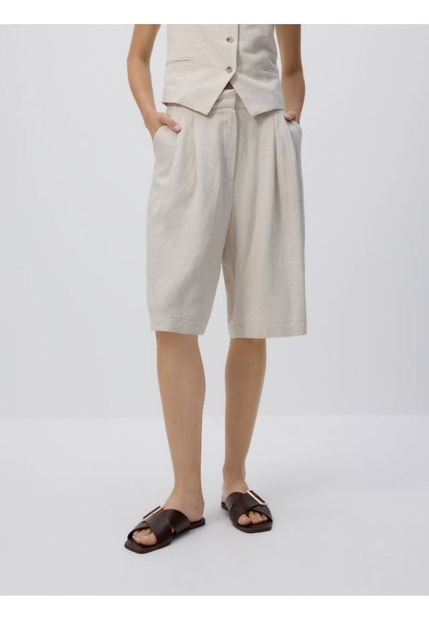 Reserved - Szorty bermudy z zakładkami - kremowy. Kolor: kremowy. Materiał: tkanina, len