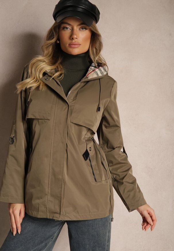 Renee - Ciemnozielona Kurtka Typu Parka z Troczkami w Talii Kapturem i Kieszeniami Kaivara. Kolor: zielony. Materiał: jeans. Styl: klasyczny