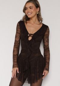 Born2be - Brązowa Koronkowa Sukienka Wieczorowa z Wiązaniem przy Dekolcie Ferolena. Okazja: na imprezę. Kolor: brązowy. Materiał: koronka. Styl: wizytowy #1