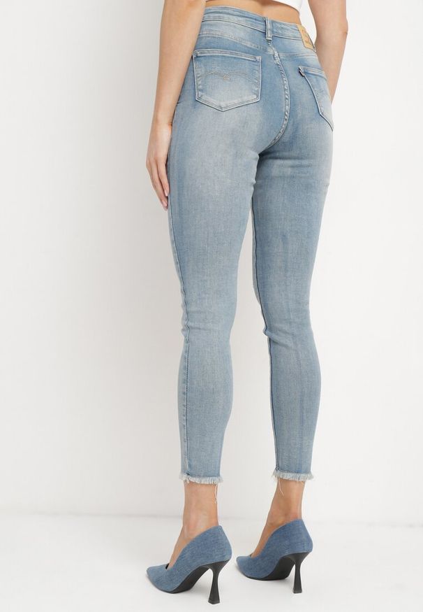 Born2be - Niebieskie Jeansy Skinny z Postrzępionymi Nogawkami Odettema. Okazja: na co dzień. Kolor: niebieski. Styl: elegancki, casual