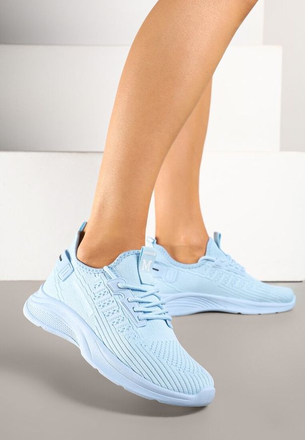 Renee - Jasnoniebieskie Buty Sportowe Sneakersy Ozdobione Tłoczeniem i Napisami Odalene. Okazja: na co dzień. Kolor: niebieski. Materiał: jeans. Wzór: aplikacja, napisy