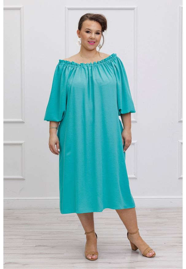 Moda Size Plus Iwanek - Sukienka hiszpanka w odcieniach turkusu na lato PLUS SIZE. Typ kołnierza: dekolt hiszpanka. Kolekcja: plus size. Materiał: tkanina, włókno, poliester, wiskoza. Sezon: lato. Typ sukienki: dla puszystych. Styl: elegancki