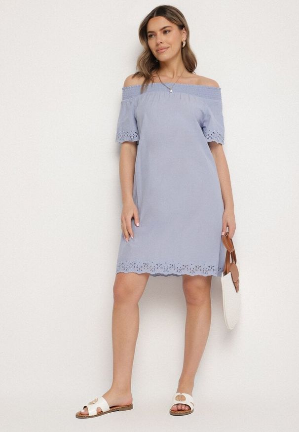 Born2be - Jasnoniebieska Bawełniana Sukienka Hiszpanka z Ażurowymi Zdobieniami Filissa. Okazja: na co dzień. Typ kołnierza: dekolt hiszpanka. Kolor: niebieski. Materiał: bawełna. Długość rękawa: krótki rękaw. Wzór: ażurowy, aplikacja. Typ sukienki: rozkloszowane, z odkrytymi ramionami. Styl: casual