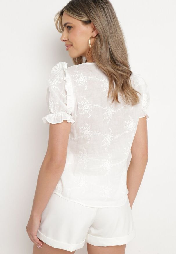 Born2be - Biała Bawełniana Koszula z Ozdobnym Haftem i Głębokim Dekoltem Ritira. Kolor: biały. Materiał: bawełna. Długość rękawa: krótki rękaw. Długość: krótkie. Wzór: haft