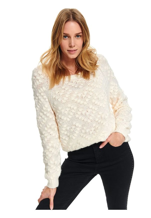 TOP SECRET - Luźny damski sweter ze wzorem. Kolor: biały. Materiał: dzianina, jeans. Długość: krótkie. Sezon: zima, jesień