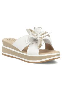 Skórzane klapki damskie na koturnie z kwiatem białe Filippo DK7636. Kolor: biały. Materiał: skóra. Wzór: kwiaty. Sezon: lato. Obcas: na koturnie #1