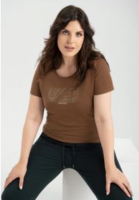 Volcano - Koszulka damska ze świecącymi dżetami T-ZARI. Kolekcja: plus size. Materiał: włókno, bawełna. Długość rękawa: krótki rękaw. Długość: krótkie. Wzór: napisy, aplikacja, nadruk. Styl: klasyczny, glamour #1