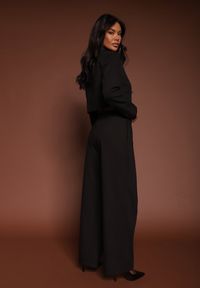 Renee - Czarny Komplet Garniturowy z Krótką Marynarką i Asymetrycznymi Spodniami Remilena. Kolor: czarny. Wzór: aplikacja #5