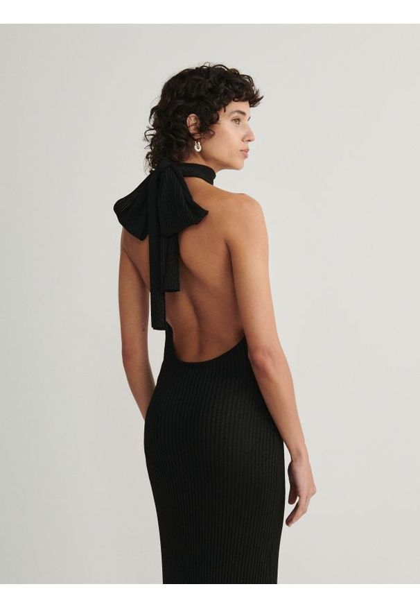 Reserved - Połyskująca sukienka z wiązaniem - czarny. Kolor: czarny. Materiał: dzianina. Wzór: prążki