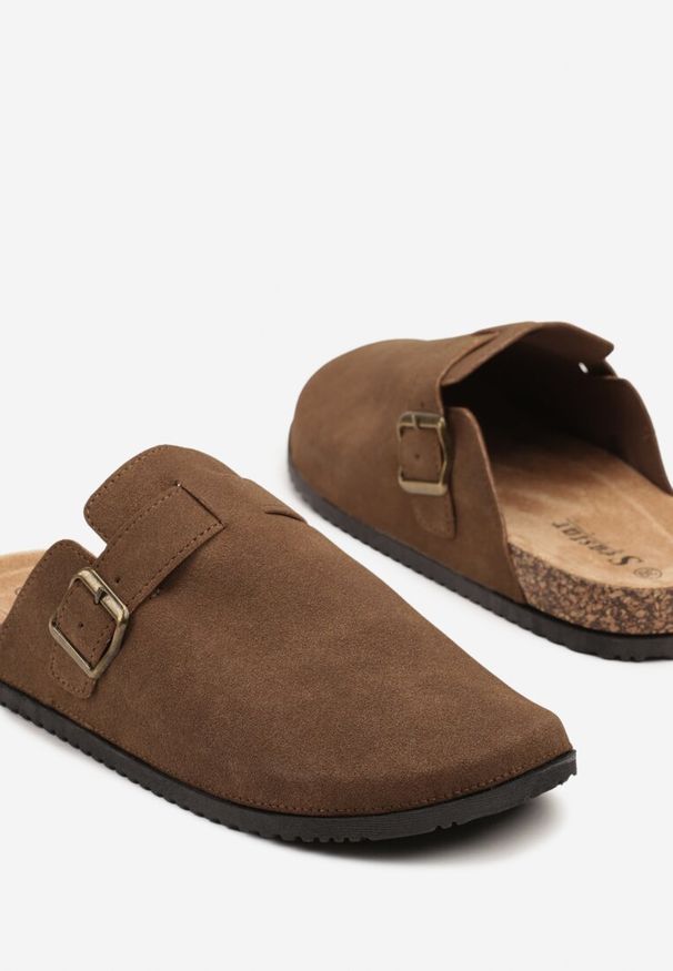 Renee - Brązowe Klapki Chodaki Ozdobione Klamrami Uliandora. Okazja: na co dzień. Kolor: brązowy. Materiał: jeans. Wzór: aplikacja. Styl: casual