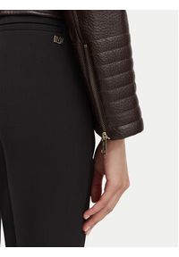 Guess Kurtka z imitacji skóry W6YL25 W2914 Brązowy ciemny Regular Fit. Kolor: brązowy. Materiał: skóra #6