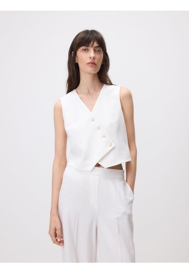 Reserved - Garniturowa kamizelka z wiskozą - biały. Kolor: biały. Materiał: wiskoza