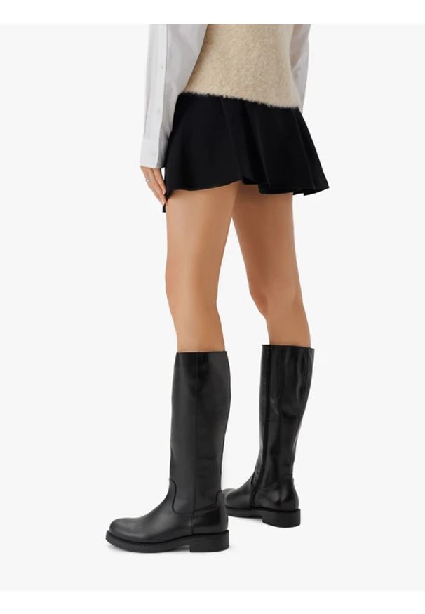 Ryłko - Czarne kozaki ze skóry licowej. Okazja: na co dzień. Nosek buta: okrągły. Zapięcie: zamek. Kolor: czarny. Materiał: skóra. Szerokość cholewki: normalna. Obcas: na obcasie. Styl: street, klasyczny, casual