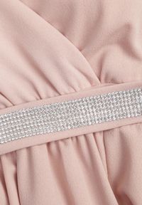 Renee - Różowa Rozkloszowana Sukienka z Wycięciem i Paskiem w Cyrkonie Elineta. Kolor: różowy. Materiał: materiał. Styl: elegancki #5