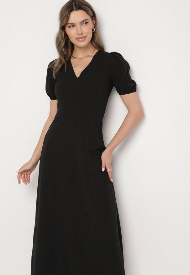 Born2be - Czarna Sukienka Rozkloszowana z Trójkątnym Dekoltem Efralinae. Okazja: na imprezę, na spacer. Kolor: czarny. Sezon: lato. Typ sukienki: rozkloszowane. Styl: elegancki, klasyczny