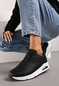 Renee - Czarne Sneakersy na Platformie Wykończone Perforacją Milierra. Okazja: na co dzień. Nosek buta: okrągły. Zapięcie: sznurówki. Kolor: czarny. Materiał: jeans. Obcas: na platformie #3