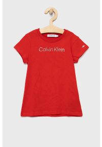 Calvin Klein Jeans t-shirt bawełniany dziecięcy kolor czerwony. Okazja: na co dzień. Kolor: czerwony. Materiał: bawełna. Długość rękawa: krótki rękaw. Długość: krótkie. Wzór: nadruk. Styl: casual