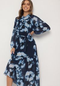 Born2be - Granatowa Pudełkowa Sukienka w Kwiaty z Paskiem Nifle. Okazja: na co dzień. Kolor: niebieski. Materiał: skóra. Wzór: kwiaty. Styl: elegancki, casual #3