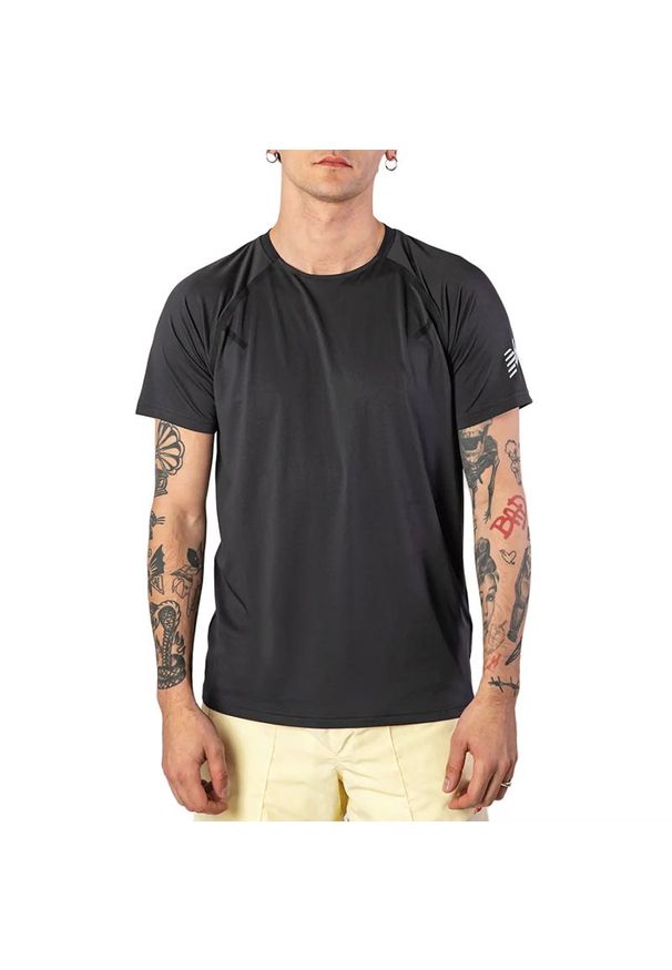 Koszulka New Balance MT23145PHM - czarna. Kolor: czarny. Materiał: materiał, poliester. Długość rękawa: krótki rękaw. Długość: krótkie. Sport: fitness