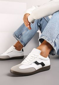 Renee - Białe Sneakersy z Wywiniętym Językiem i Geometrycznymi Kontrastowymi Elementami Rianirae. Okazja: do pracy, na co dzień. Kolor: biały. Materiał: jeans. Wzór: geometria #5