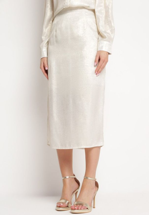 Born2be - Jasnobeżowa Spódnica Midi z Rozcięciem na Boku i Metalicznym Połyskiem Citrulla. Okazja: na co dzień. Kolor: beżowy. Styl: wizytowy, klasyczny, casual
