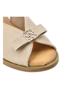 Sandały damskie Filippo, cholewka ze skóry ekologicznej zapinane na sprzączkę z elegancką kokardką, beżowe, DS7923/26. Zapięcie: sprzączka. Kolor: beżowy. Materiał: skóra ekologiczna. Styl: elegancki #7