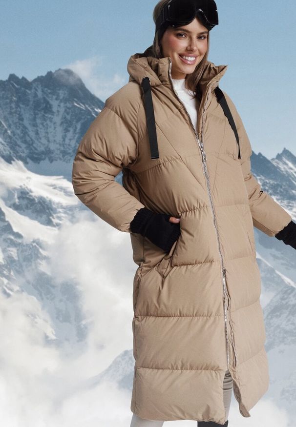 Born2be - Ciemnobeżowa Długa Kurtka Pikowana Płaszcz na Zamek z Kapturem Lesea. Okazja: na co dzień. Typ kołnierza: kaptur. Kolor: beżowy. Materiał: dzianina, jeans. Długość: długie. Styl: casual, elegancki