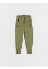 Reserved - Sportowe joggery - oliwkowy. Kolor: oliwkowy. Materiał: dresówka, bawełna, dzianina. Wzór: gładki. Styl: sportowy