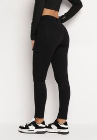 Born2be - Czarne Spodnie Skinny z Elastycznej Bawełny z Kieszeniami Cargo Serdabe. Kolor: czarny. Materiał: bawełna #4