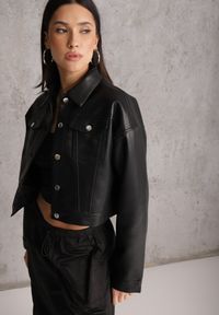 Renee - Czarna Kurtka Ramoneska Cropped o Fasonie Koszulowym Savarinda. Kolor: czarny. Materiał: poliester, koronka. Styl: rockowy #4