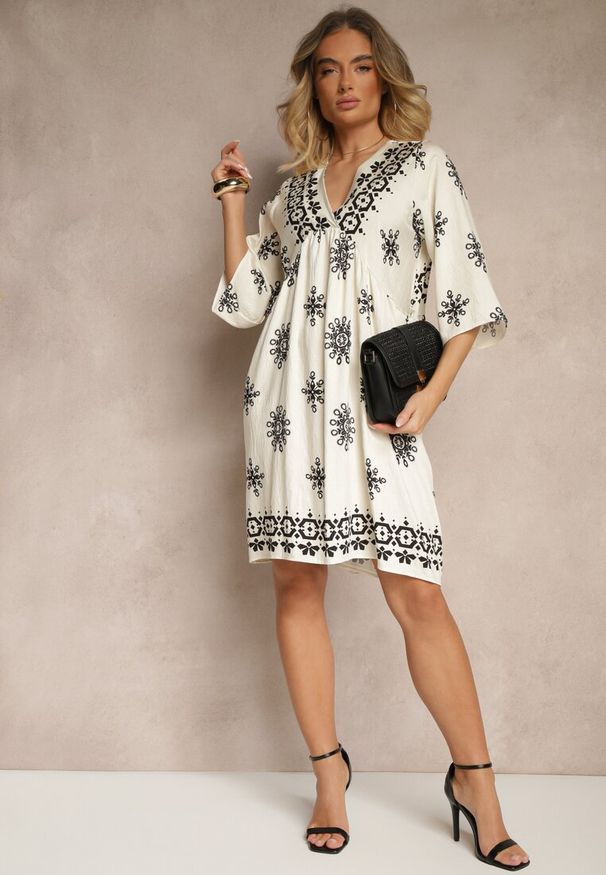 Renee - Czarno-Kremowa Sukienka Ozdobiona Ornamentalnym Wzorem z Wiskozą Daviloria. Okazja: na co dzień. Typ kołnierza: dekolt kopertowy. Kolor: czarny. Materiał: wiskoza. Długość rękawa: krótki rękaw. Wzór: aplikacja. Typ sukienki: kopertowe. Styl: casual