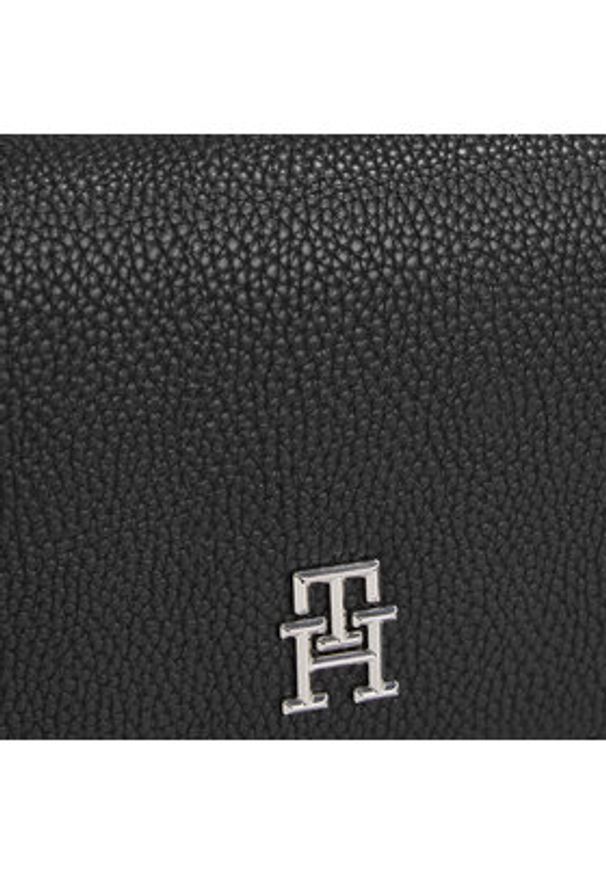TOMMY HILFIGER - Tommy Hilfiger Torebka Th Emblem Flap Crossover AW0AW15180 Czarny. Kolor: czarny. Materiał: skórzane