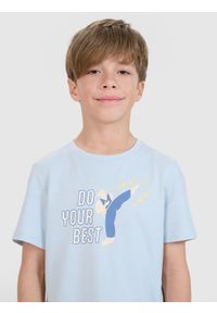 4f - 4F T-shirt regular z nadrukiem chłopięcy - niebieski 140 (9-10 lat). Okazja: na co dzień. Kolor: niebieski. Materiał: jersey, dzianina, bawełna. Długość rękawa: krótki rękaw. Długość: krótkie. Wzór: nadruk. Sezon: lato. Styl: casual, klasyczny, sportowy #2