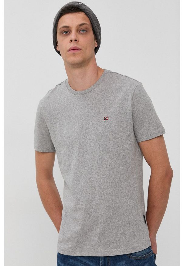Napapijri - T-shirt bawełniany. Okazja: na co dzień. Kolor: szary. Materiał: bawełna. Wzór: gładki, aplikacja. Styl: casual