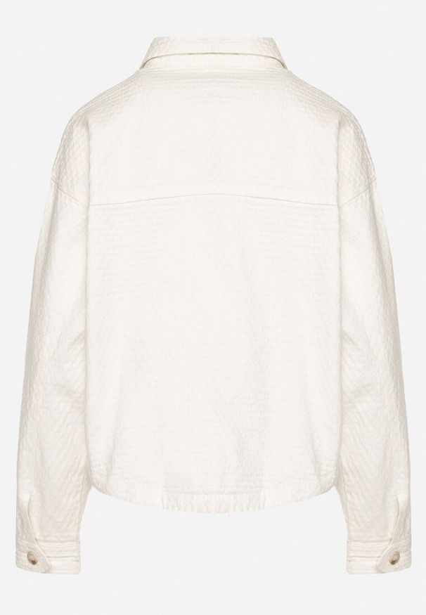 Born2be - Biała Kurtka Koszulowa z Tłoczonego Materiału z Bawełny z Kieszeniami Janlira. Okazja: na co dzień. Kolor: biały. Materiał: materiał, bawełna. Długość rękawa: długi rękaw. Długość: długie. Styl: casual, klasyczny, elegancki