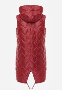 Renee - Czerwona Długa Pikowana Kamizelka z Kapturem i Ozdobną Naszywką Mentape. Typ kołnierza: kaptur. Kolor: czerwony. Długość: długie. Wzór: aplikacja. Styl: sportowy #5