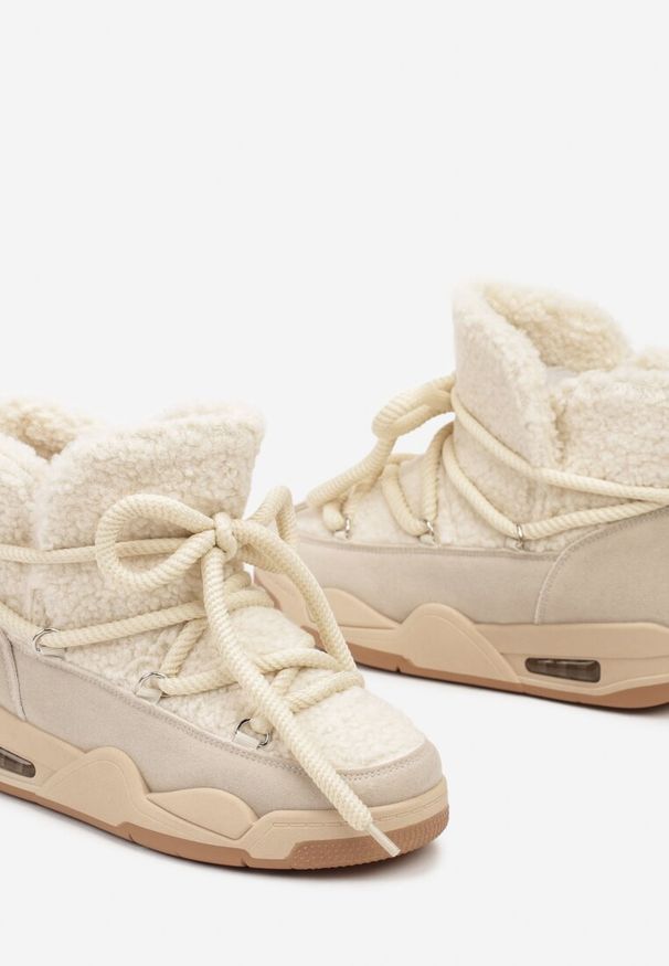 Born2be - Beżowe Śniegowce na Płaskiej Podeszwie ze Sznurowaniem i Futerkiem Typu Baranek Salabira. Okazja: na co dzień. Zapięcie: sznurówki. Kolor: beżowy. Materiał: futro. Sezon: zima. Obcas: na płaskiej podeszwie. Styl: casual
