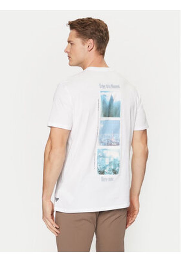 Guess T-Shirt M5RI58 K9RM1 Biały Regular Fit. Kolor: biały. Materiał: bawełna