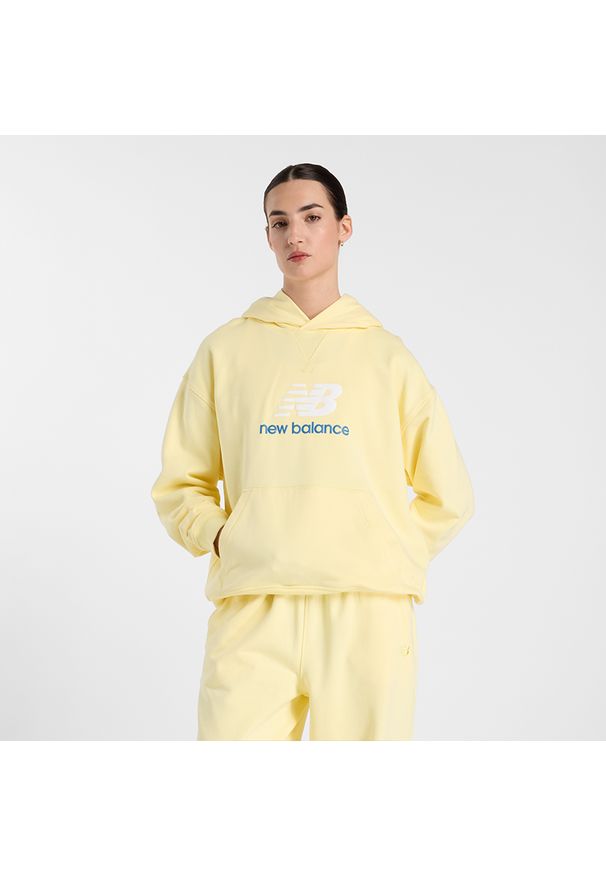 Bluza damska New Balance WT51501PRC – żółta. Okazja: na co dzień. Kolor: żółty. Materiał: bawełna, prążkowany, dresówka. Wzór: ze splotem, napisy. Styl: klasyczny, casual