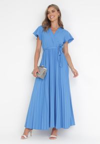 Born2be - Niebieska Elegancka Sukienka Maxi w Plisy z Kopertowym Dekoltem i Wiązaniem Thessi. Kolor: niebieski. Sezon: lato. Typ sukienki: kopertowe. Styl: elegancki. Długość: maxi