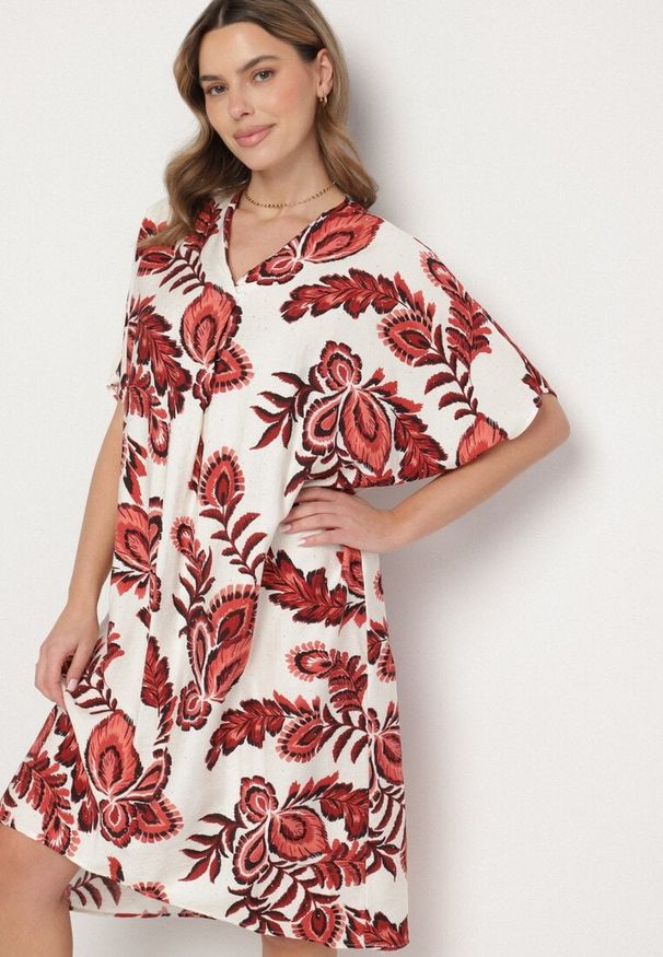 Born2be - Bordowa Sukienka z Lnem i Wiskozą Ozdobiona Cyrkoniami Sadelune. Okazja: na co dzień. Typ kołnierza: dekolt w serek. Kolor: czerwony. Materiał: wiskoza, len. Wzór: aplikacja. Styl: elegancki, casual, klasyczny