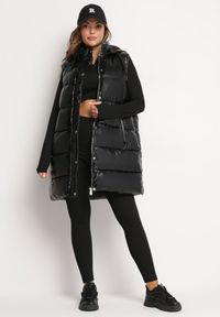 Born2be - Czarna Długa Kamizelka Pikowana z Kapturem Agelie. Typ kołnierza: kaptur. Kolor: czarny. Długość: długie. Wzór: aplikacja #7