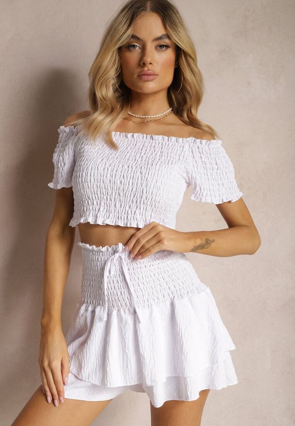 Renee - Biały Komplet Top Hiszpanka i Spódnico-Spodenki z Falbanami oraz Gumką Rinaria. Kolor: biały. Materiał: jeans