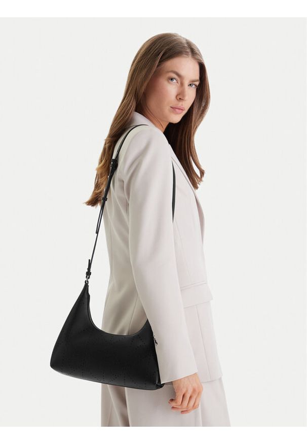 Calvin Klein Torebka Emblem Aop Perfor Lthr Bag LV04F3367G Czarny. Kolor: czarny. Materiał: skórzane