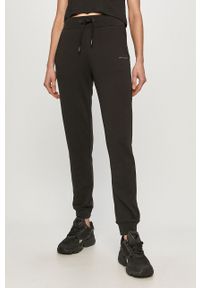 Calvin Klein Jeans - Spodnie. Kolor: czarny. Materiał: bawełna, dzianina. Wzór: nadruk #1