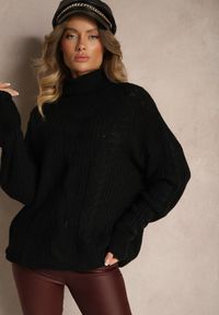 Renee - Czarny Golf z Wiskozą w Stylu Oversize z Ozdobnym Splotem Korremi. Okazja: na co dzień. Typ kołnierza: golf. Kolor: czarny. Materiał: wiskoza. Długość rękawa: długi rękaw. Długość: długie. Wzór: ze splotem. Styl: klasyczny, casual, elegancki