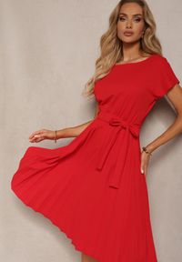 Renee - Czerwona Sukienka Koktajlowa z Gumką w Pasie i Krótkim Rękawem z Materiałowym Paskiem Zevia. Okazja: na co dzień. Kolor: czerwony. Materiał: materiał. Długość rękawa: krótki rękaw. Typ sukienki: proste. Styl: wizytowy #2